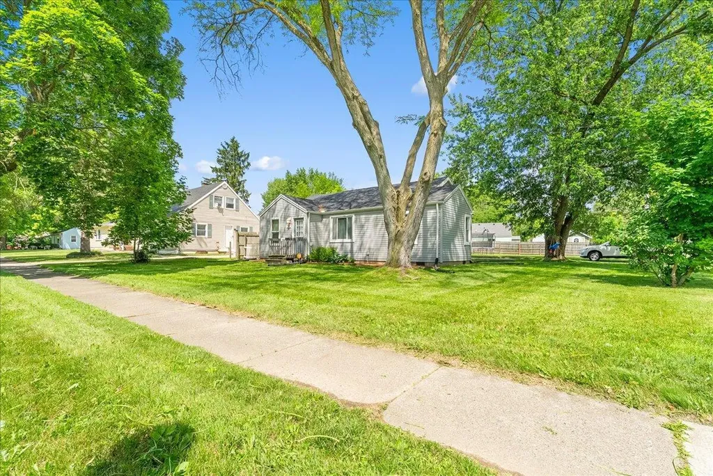 2941 S Deerfield Avenue Lansing City MI 48911