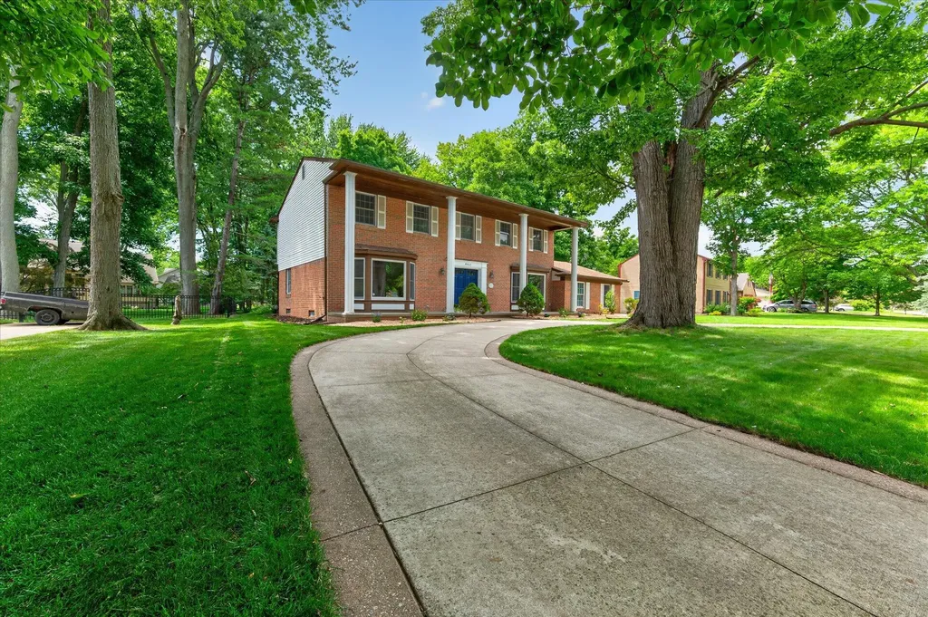 8441 Sarah Lane Grosse Ile Township MI 48138