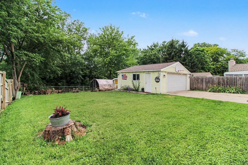 25286 Castlewood Drive Woodhaven City MI 48183