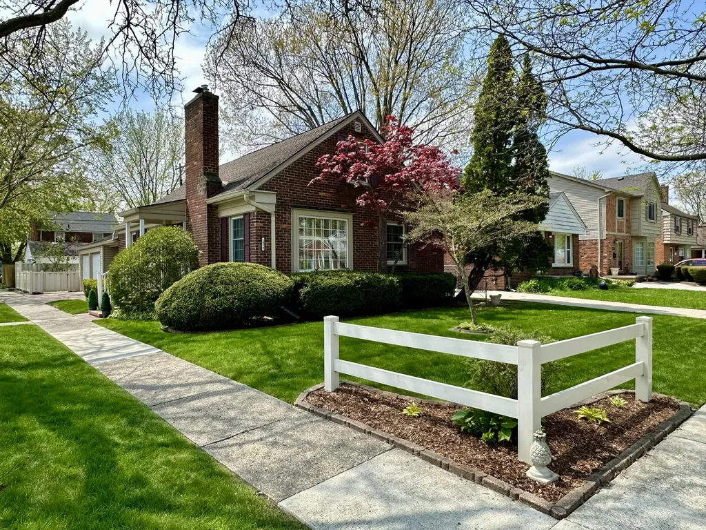1953 Oxford Road Grosse Pointe Woods City MI 48236