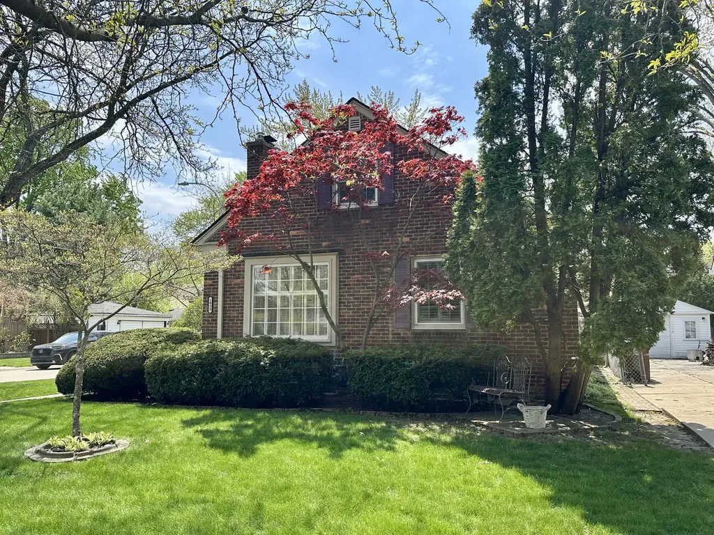 1953 Oxford Road Grosse Pointe Woods City MI 48236