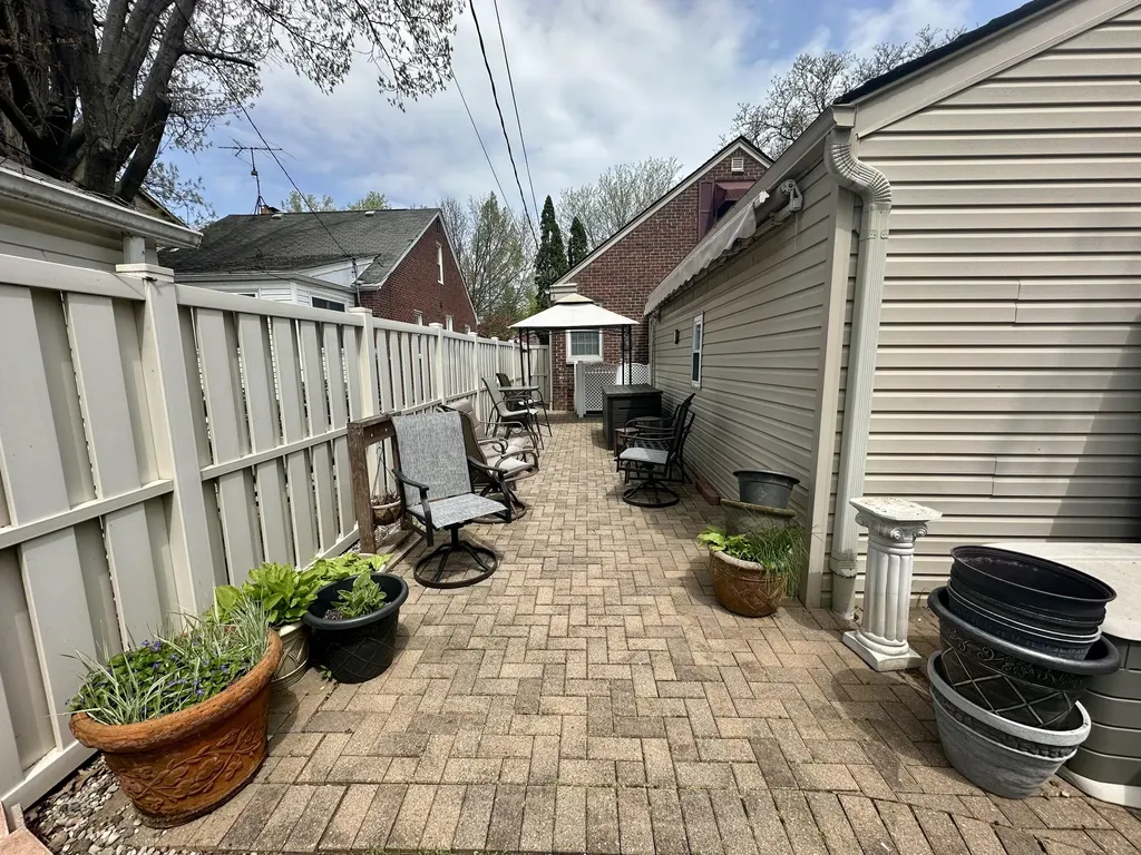 1953 Oxford Road Grosse Pointe Woods City MI 48236