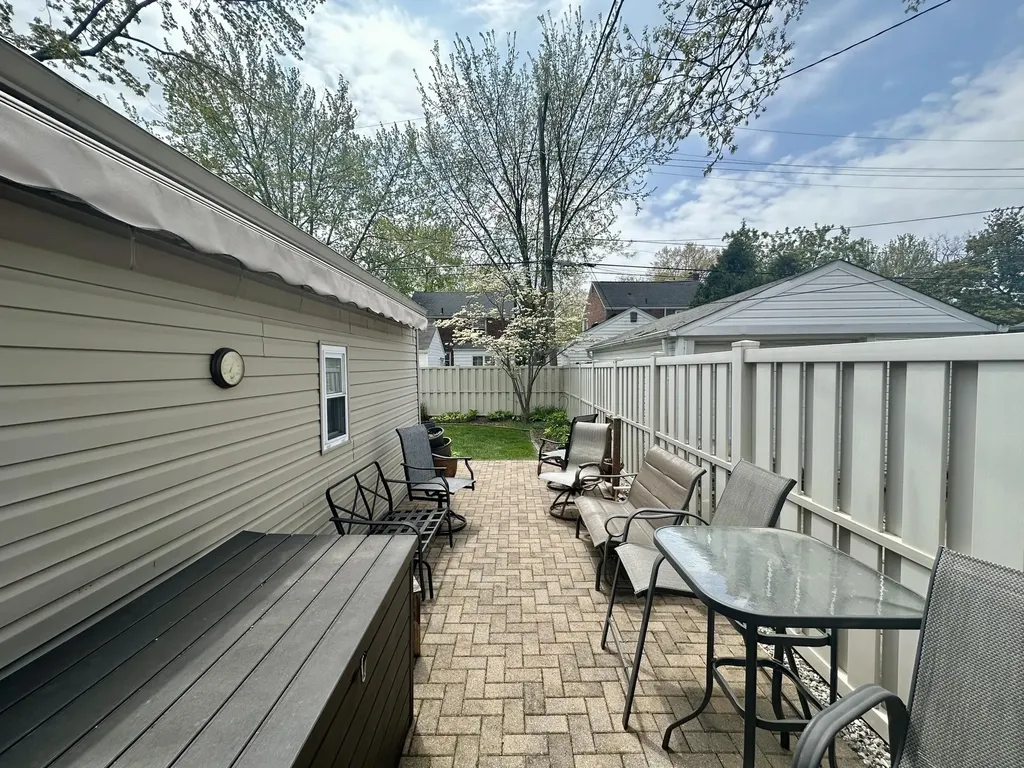 1953 Oxford Road Grosse Pointe Woods City MI 48236