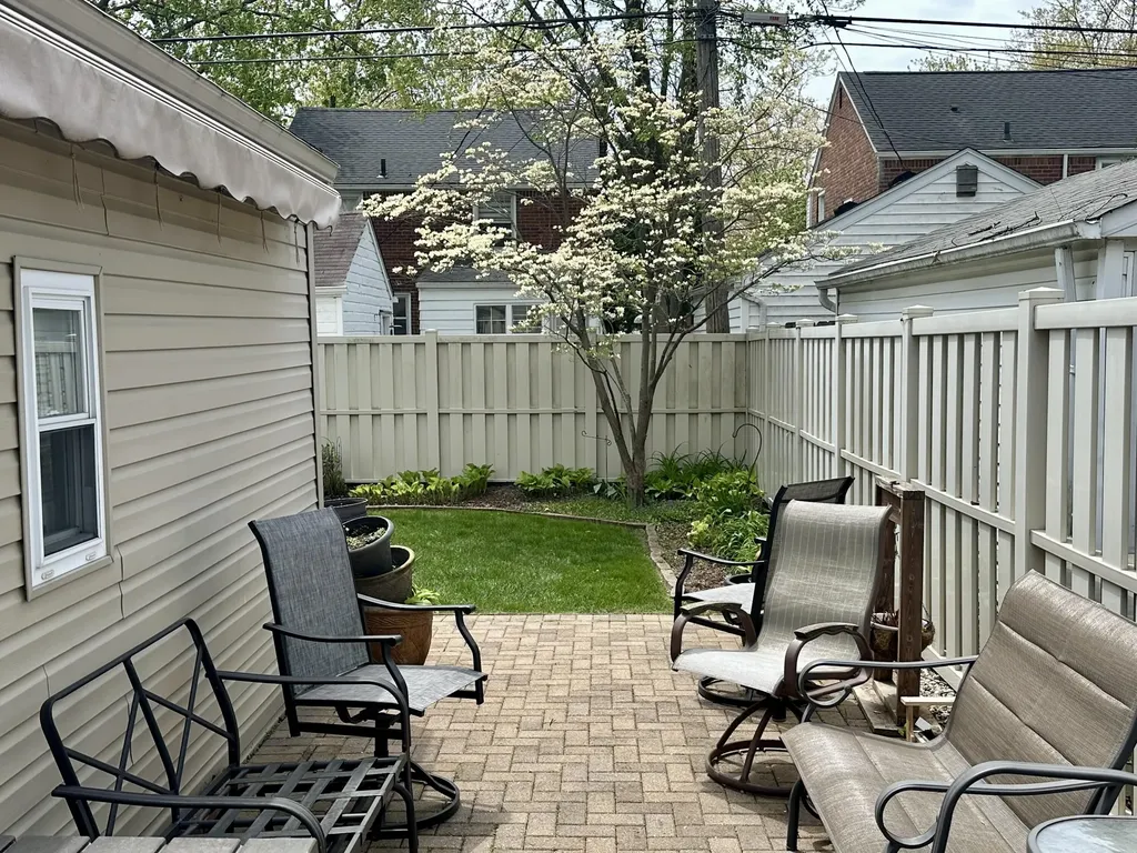 1953 Oxford Road Grosse Pointe Woods City MI 48236