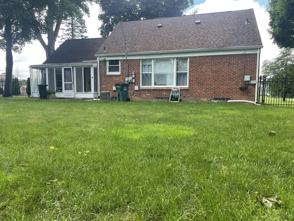 27551 Goldengate Drive W Lathrup Village City MI 48076