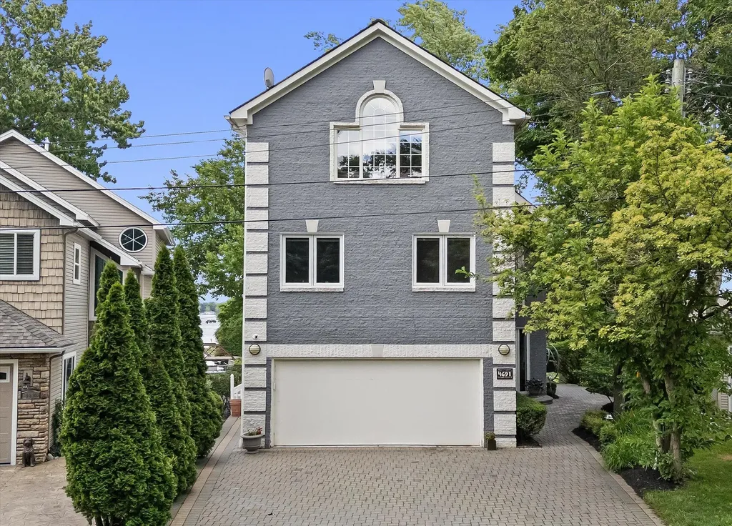 4691 Mapleview Avenue West Bloomfield Charter Township MI 48324