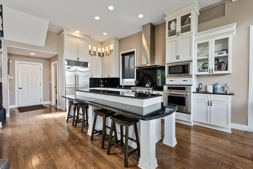 4691 Mapleview Avenue West Bloomfield Charter Township MI 48324