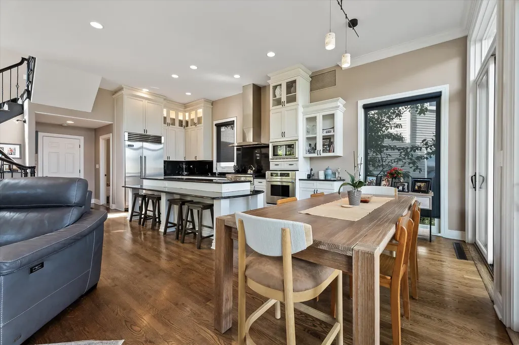 4691 Mapleview Avenue West Bloomfield Charter Township MI 48324