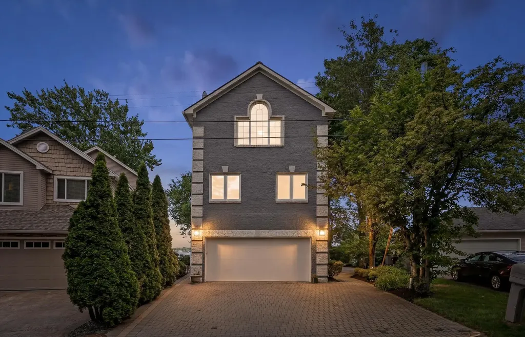 4691 Mapleview Avenue West Bloomfield Charter Township MI 48324