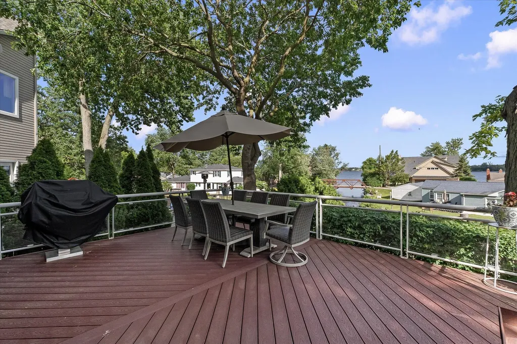 4691 Mapleview Avenue West Bloomfield Charter Township MI 48324