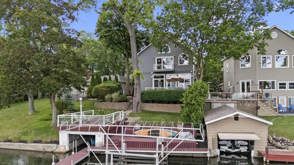 4691 Mapleview Avenue West Bloomfield Charter Township MI 48324