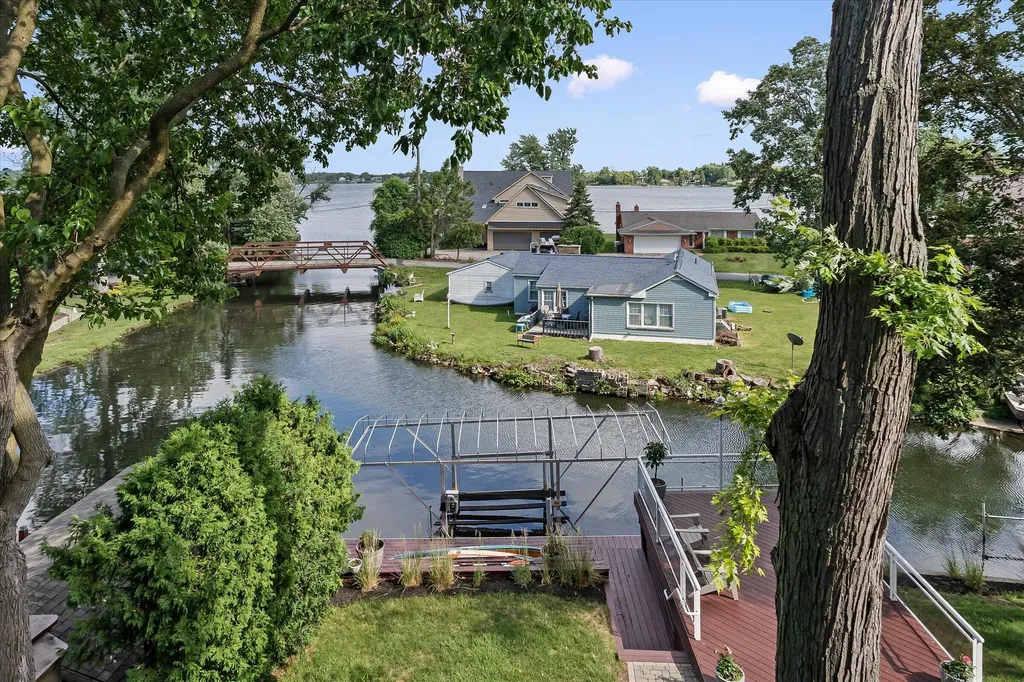 4691 Mapleview Avenue West Bloomfield Charter Township MI 48324