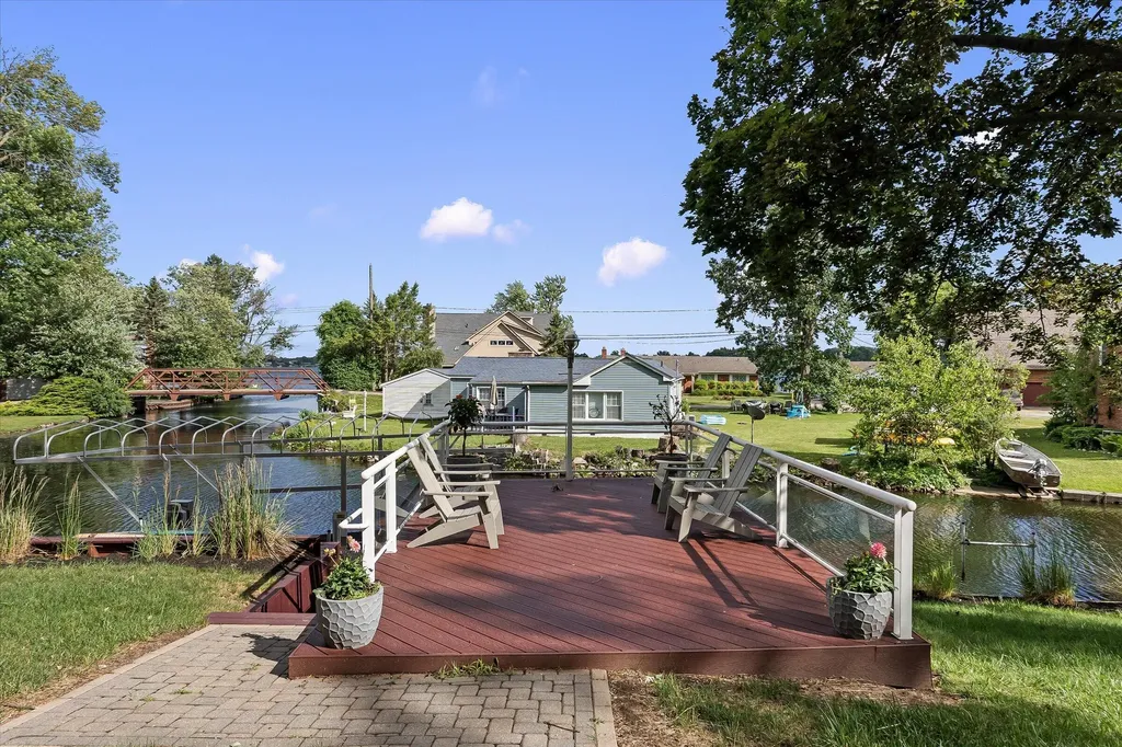 4691 Mapleview Avenue West Bloomfield Charter Township MI 48324