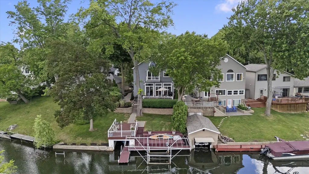 4691 Mapleview Avenue West Bloomfield Charter Township MI 48324