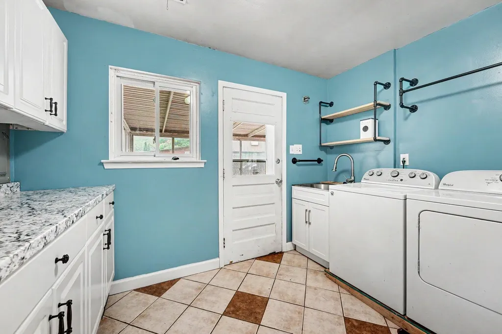 28083 Stuart Avenue Southfield City MI 48076