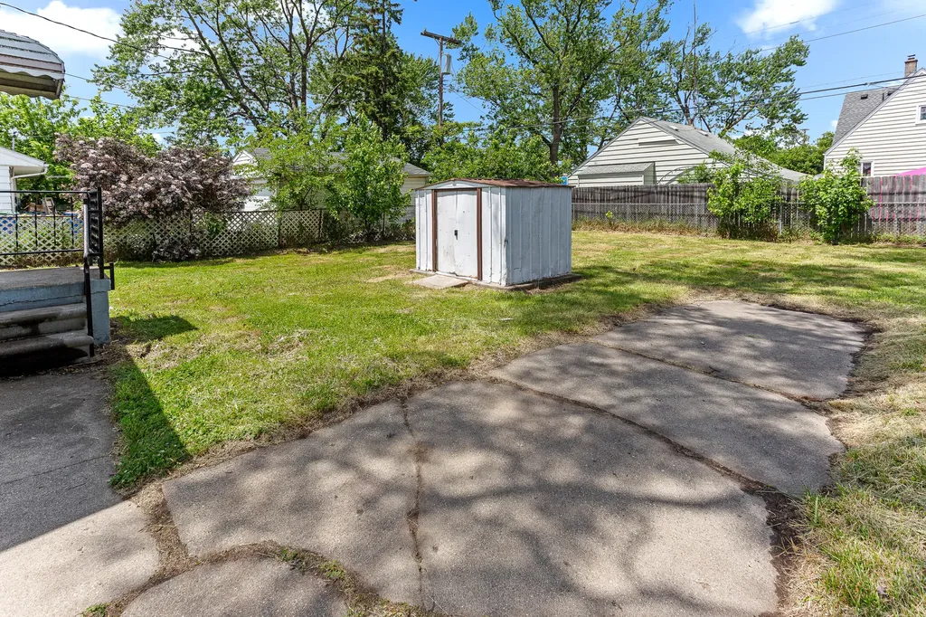 8041 Packard Avenue Warren City MI 48089