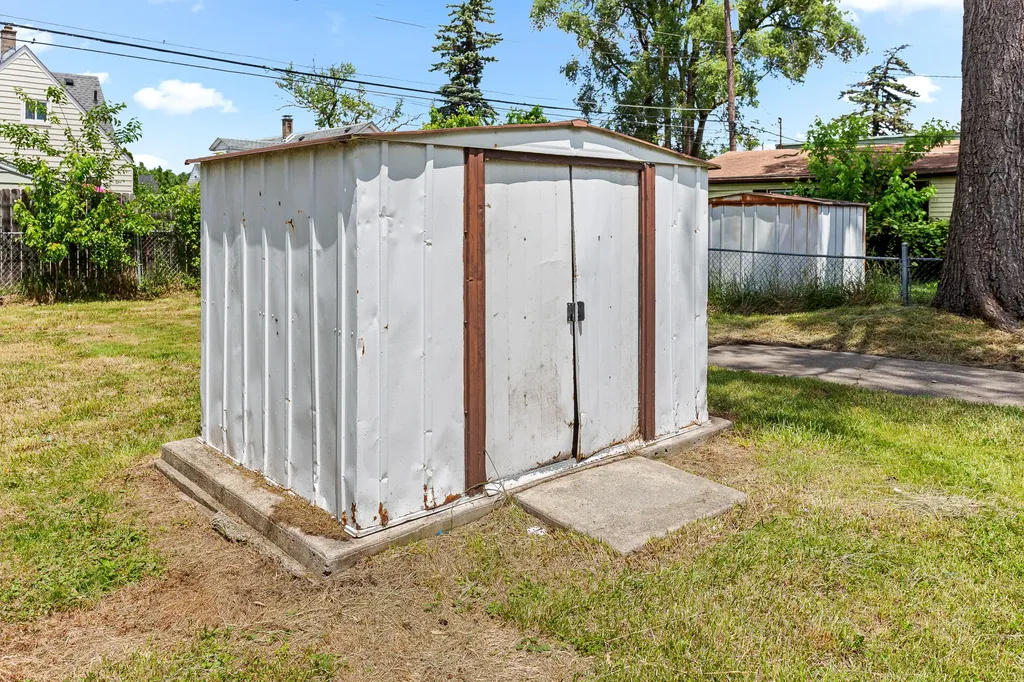 8041 Packard Avenue Warren City MI 48089
