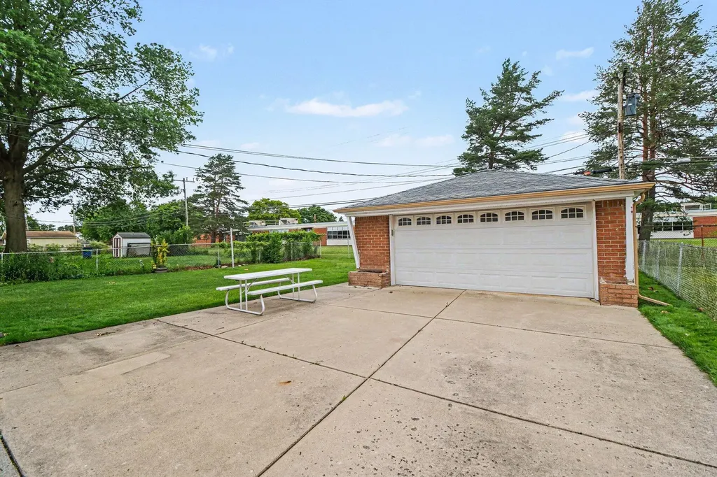 4717 Buckingham Drive Warren City MI 48092