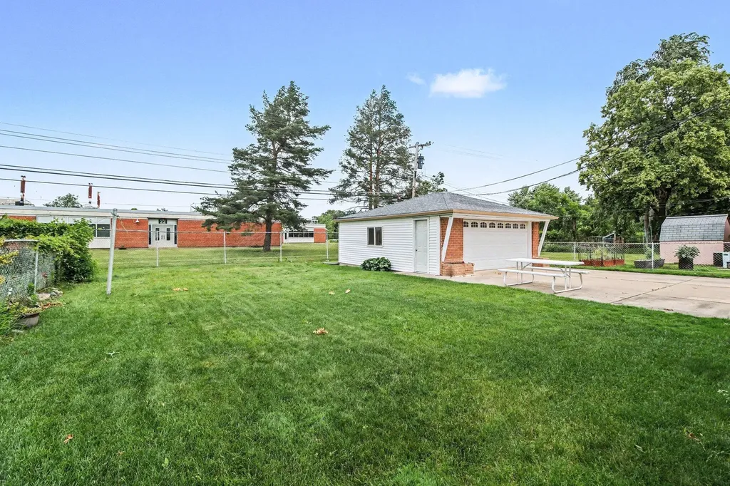 4717 Buckingham Drive Warren City MI 48092