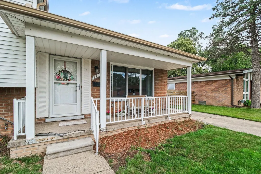 4717 Buckingham Drive Warren City MI 48092