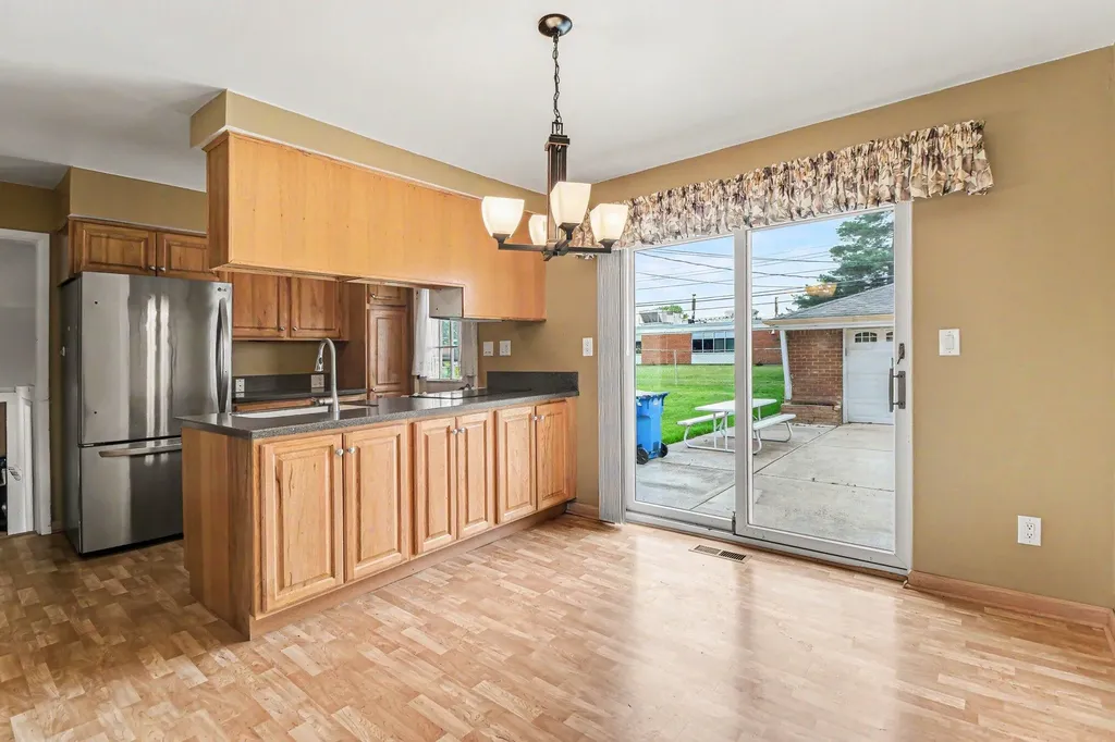4717 Buckingham Drive Warren City MI 48092