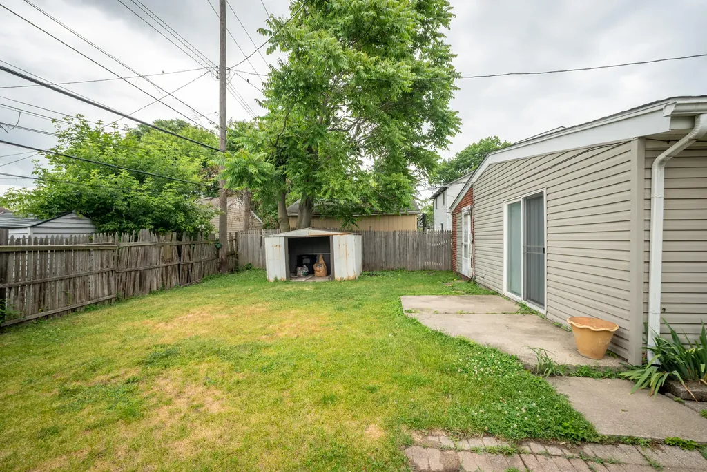 23723 Reynolds Avenue Hazel Park City MI 48030