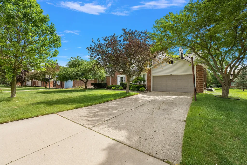 24762 White Plains Drive Novi City MI 48374