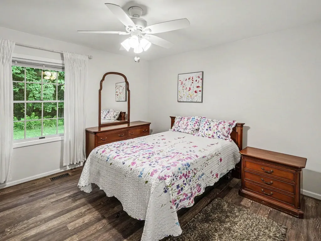 563 Yorkshire Square Milan City MI 48160