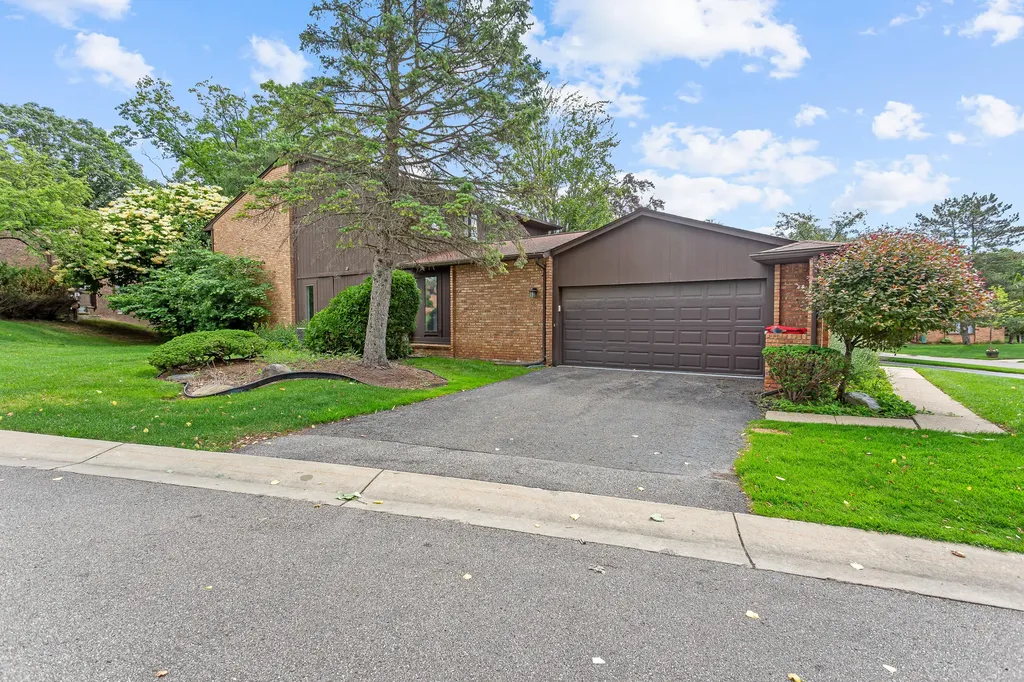 2260 Bordeaux Street West Bloomfield Charter Township MI 48323