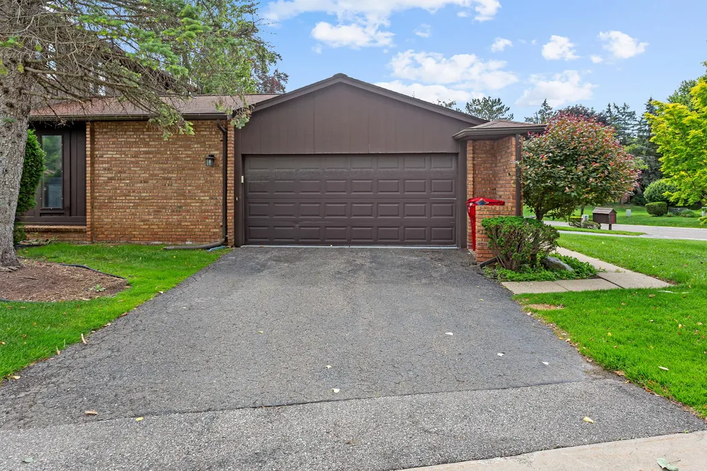 2260 Bordeaux Street West Bloomfield Charter Township MI 48323
