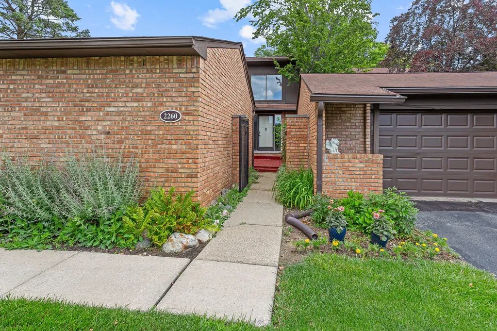 2260 Bordeaux Street West Bloomfield Charter Township MI 48323