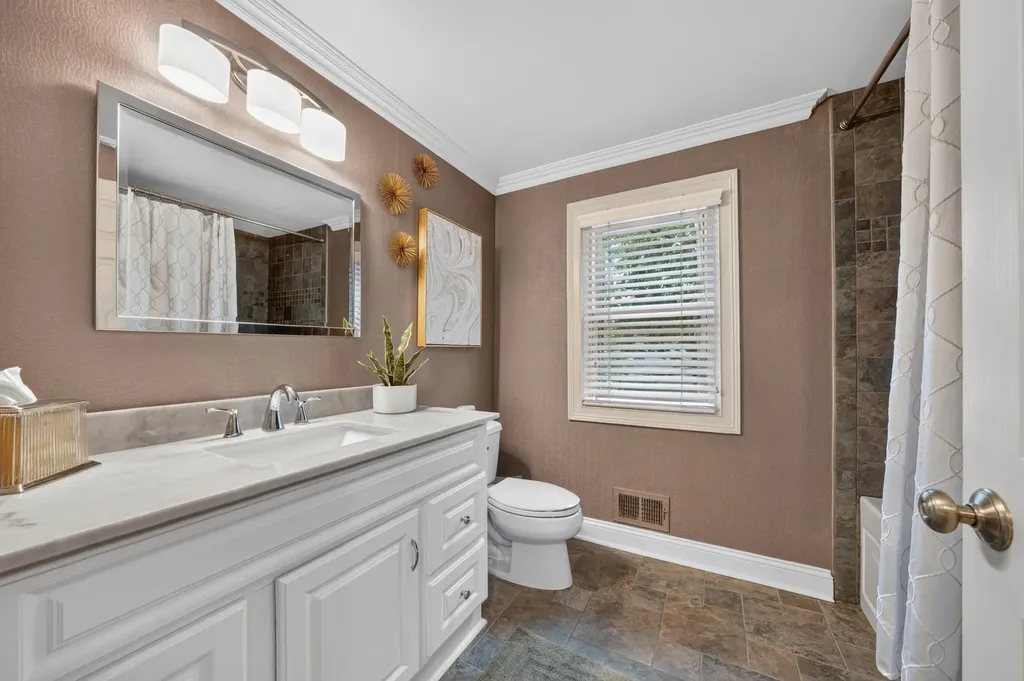 864 Great Oaks Boulevard Rochester City MI 48307