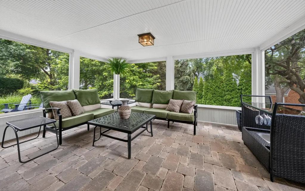 864 Great Oaks Boulevard Rochester City MI 48307
