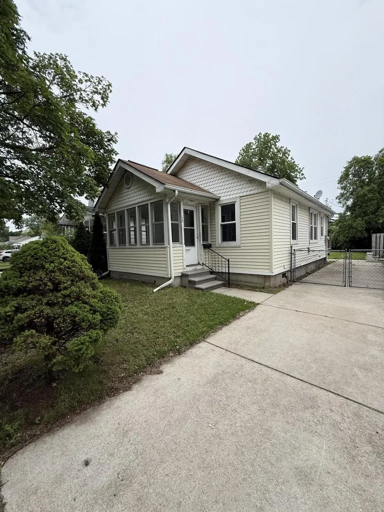 68 W Maxlow Avenue Hazel Park City MI 48030