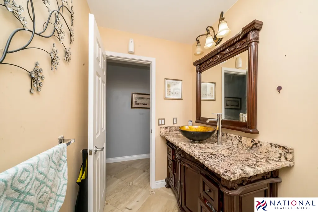 37709 Glengrove Drive Farmington Hills City MI 48331