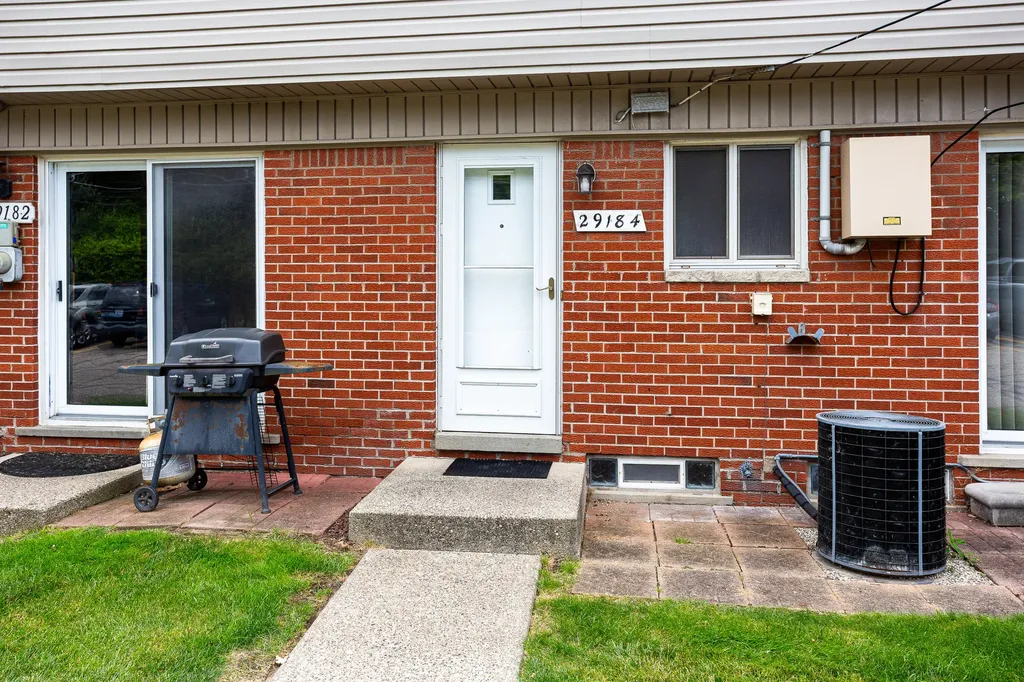 29184 Manchester Street Westland City MI 48185