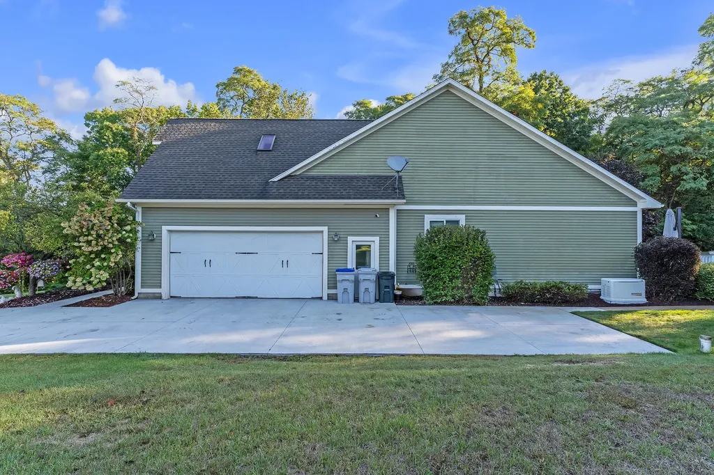 6240 Hiawatha Road Hamburg Township MI 48189