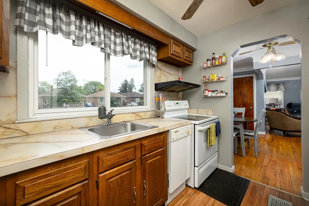2225 Mclain Avenue Lincoln Park City MI 48146