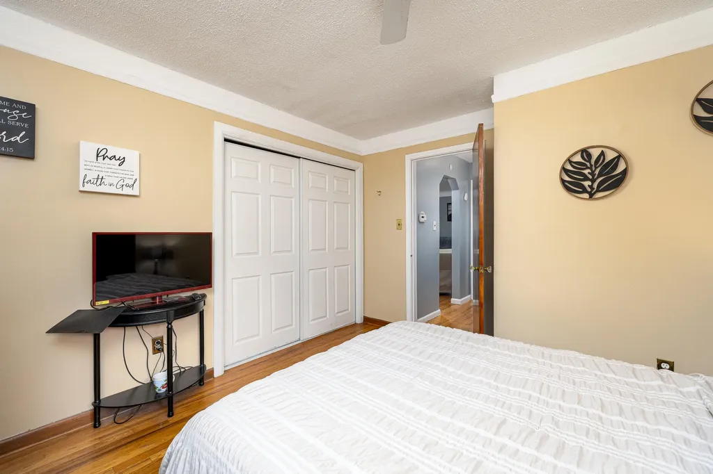 2225 Mclain Avenue Lincoln Park City MI 48146