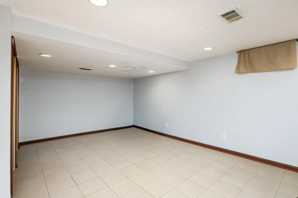 2225 Mclain Avenue Lincoln Park City MI 48146