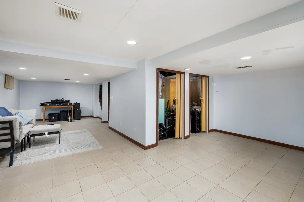 2225 Mclain Avenue Lincoln Park City MI 48146