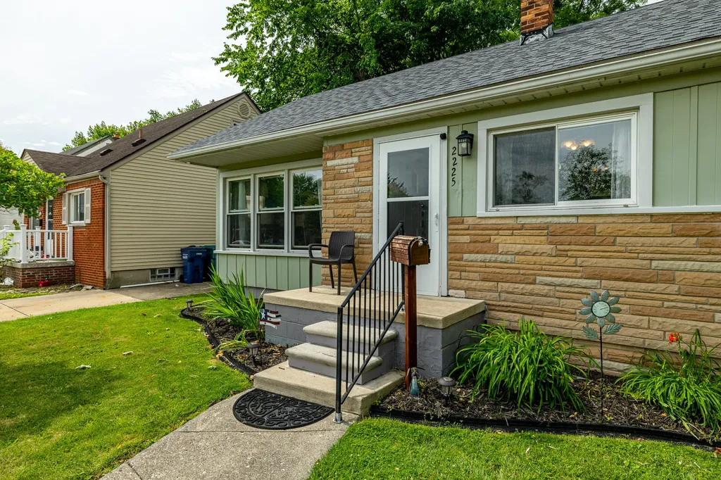 2225 Mclain Avenue Lincoln Park City MI 48146