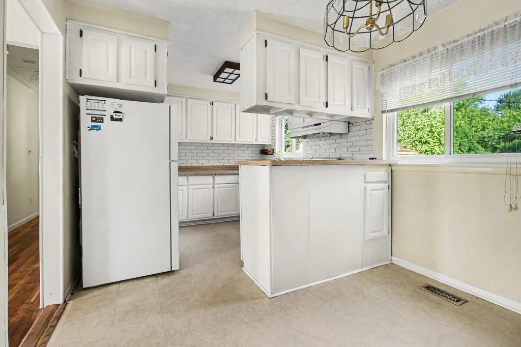 1307 Fall River Road Ypsilanti Charter Township MI 48198