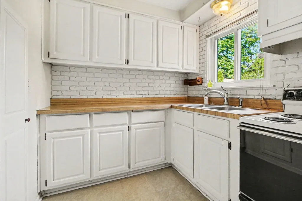 1307 Fall River Road Ypsilanti Charter Township MI 48198