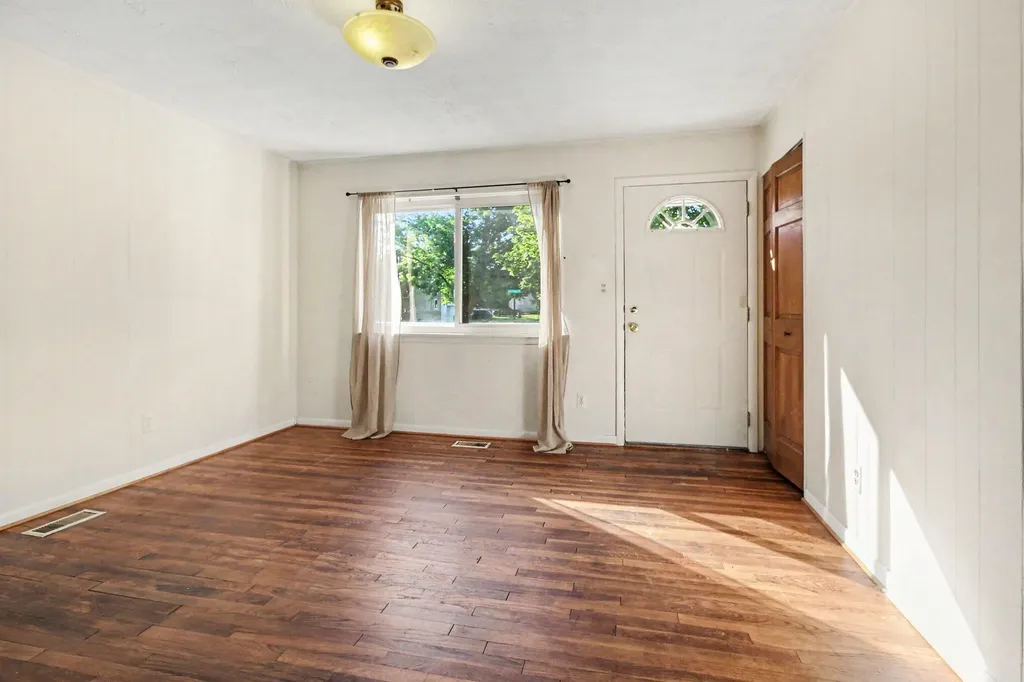 1307 Fall River Road Ypsilanti Charter Township MI 48198