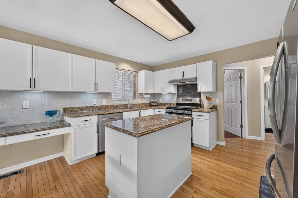 24381 Elmhurst Avenue Farmington Hills City MI 48336