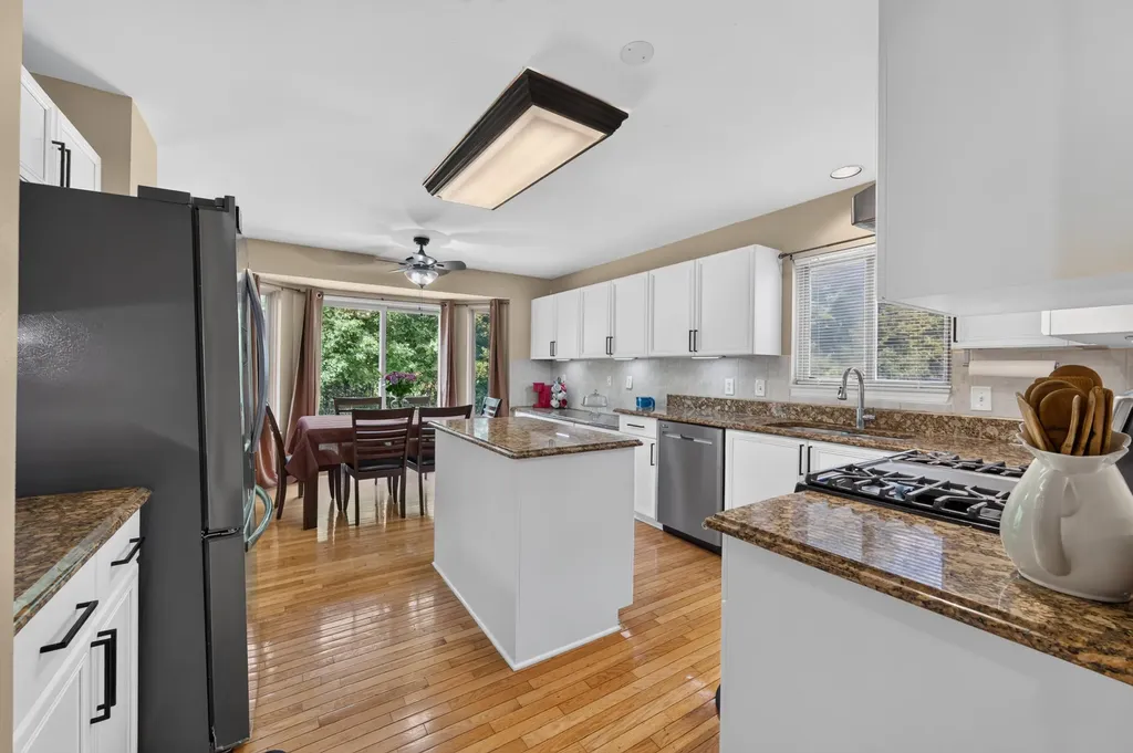 24381 Elmhurst Avenue Farmington Hills City MI 48336