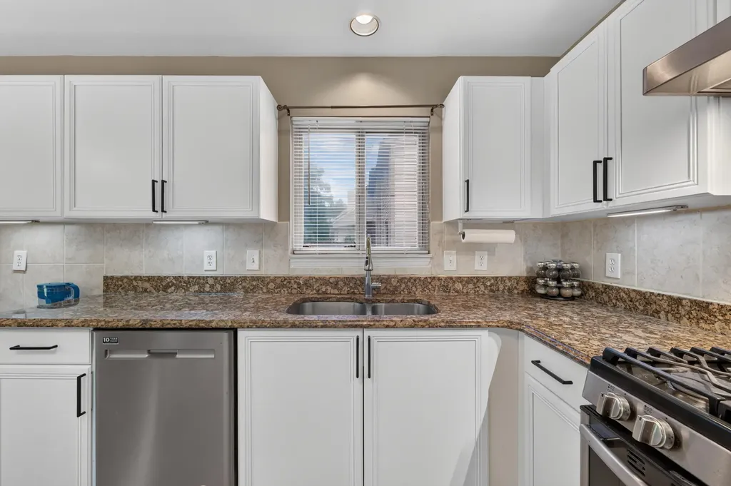 24381 Elmhurst Avenue Farmington Hills City MI 48336