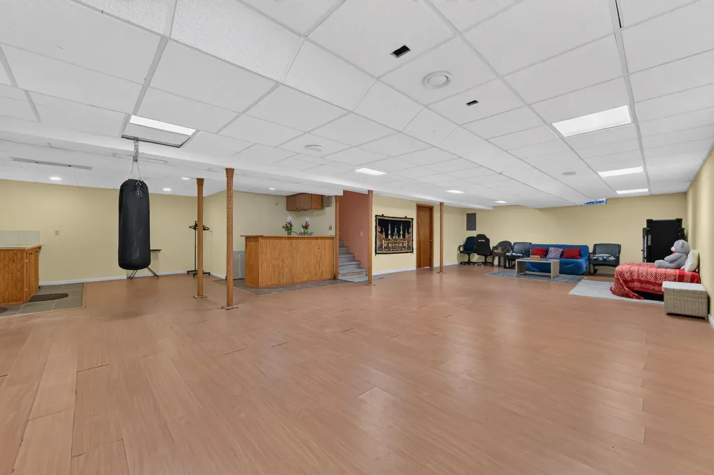 24381 Elmhurst Avenue Farmington Hills City MI 48336