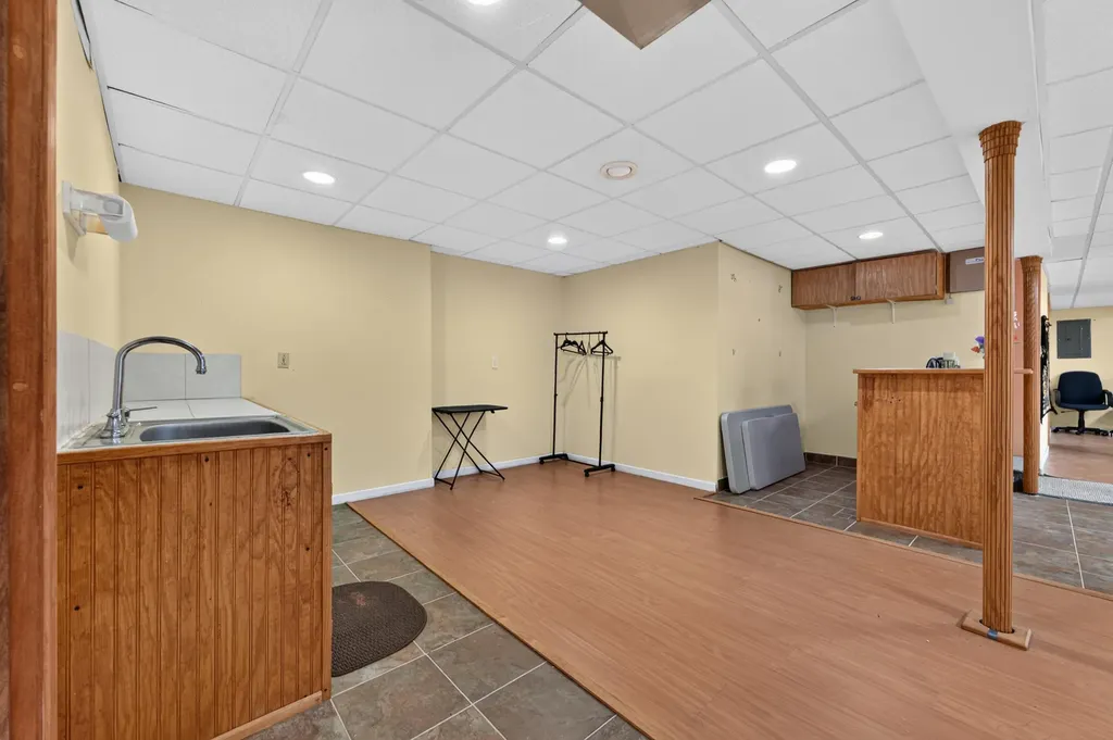 24381 Elmhurst Avenue Farmington Hills City MI 48336